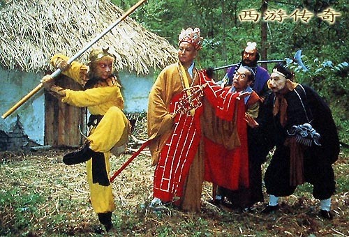 Đường Tăng của Uông Việt trong phân cảnh che chở cho ông lão do Bạch Cốt Tinh hóa thân khi bị Ngộ Không phát hiện trong tập phim "Ba lần đánh Bạch Cốt Tinh".